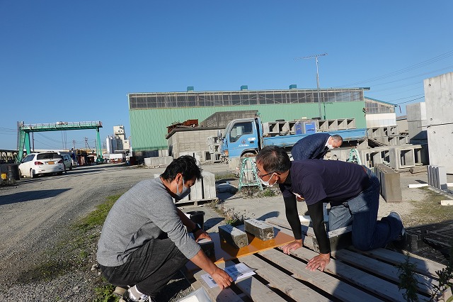 2010/10/13 JCMA北海道暴露試験場(曾澤高圧コンクリート㈱鵡川工場構内)の試験体の測定を行いました。 | 一般社団法人コンクリートメンテナンス協会