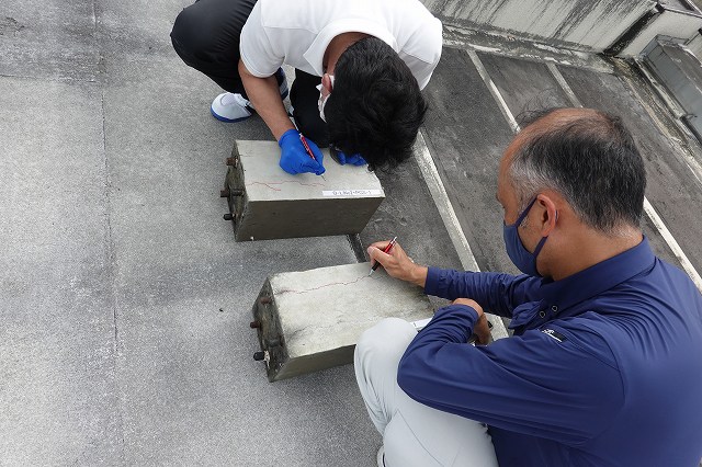 2022/06/20 JCMA沖縄暴露試験場(琉球セメント名護工場)に設置している暴露試験体の測定を行いました。 | 一般社団法人コンクリートメンテナンス協会