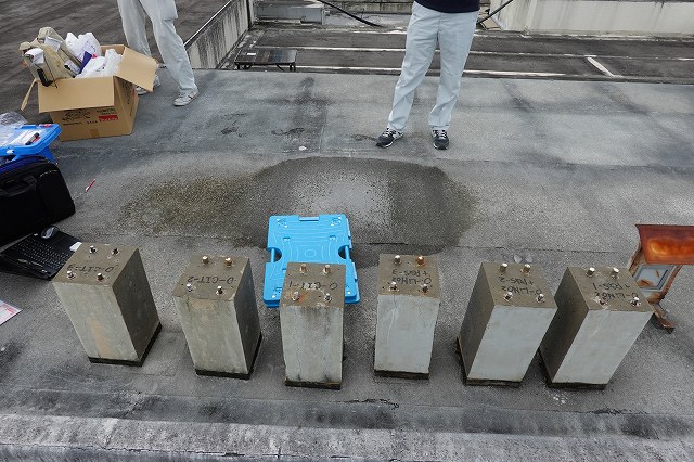 設置状況 | 2022/06/20 JCMA沖縄暴露試験場(琉球セメント名護工場)に設置している暴露試験体の測定を行いました。 | 活動・講演・見学会報告 | 一般社団法人コンクリートメンテナンス協会